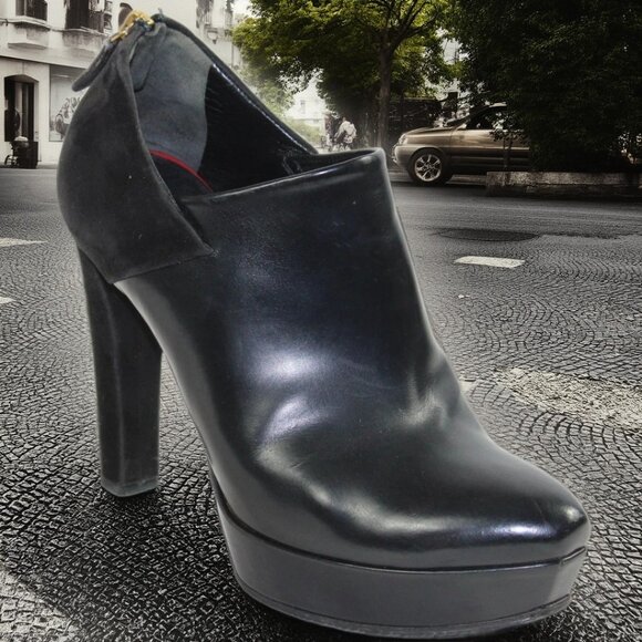 Gucci Black Leather Suede Accent Platform Stiletto Ankle Boot, Size 36.5 - Picture 1 of 11